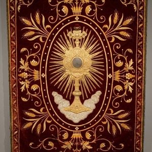 Velo de la Virgen de Terciopelo Rojo con Bordado a Mano de Hilos de Oro, Diseño de Monstranza Eucarística y Flecos para Velo Litúrgico - Product Image 6