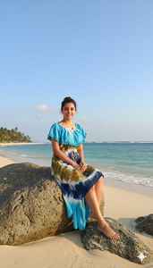 Vestido de Playa Azul Turquesa con Estampado Tie Dye, Cuello con Volantes, Algodón, Estilo Boho, para Vacaciones, Moda Artesanal India - Product Image 3