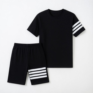 Ensemble T-shirt et short personnalisé en sérigraphie tendance, 100 % coton, matière premium, pour tenue décontractée ou sportive - Product Image 2