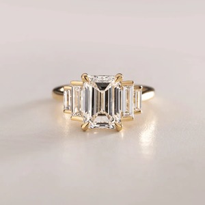 Anillo de Diamante Cultivado en Laboratorio con Corte Esmeralda de 3CT, con Detalles de Baguette, Oro Amarillo de 14K - Product Image 2