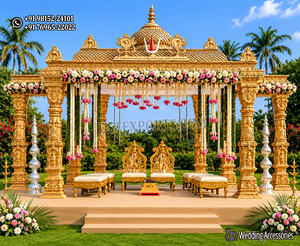 Montaje de Mandap de Boda de Lujo con Temática de Palacio en Blanco y Dorado, Montaje de Mandap de Boda Hindú Clásico con Pilares Tallados en Oro - Product Image 5