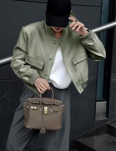 Chaqueta Bomber Corta Verde Oliva para Mujer con Bolsillos de Parche, Cierre de Botones, Estilo Casual, Manga Larga, Cuello Alto - Product Image 4
