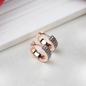 Vente en gros de boucles d'oreilles Huggie à double rangée en argent sterling 925 plaqué or rose avec diamants naturels, bijoux fins, Memoria Jewels - Product Image 2