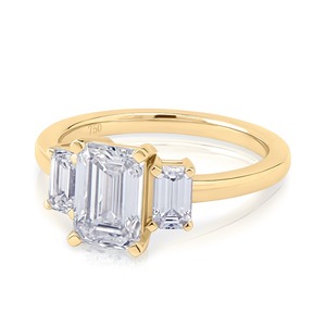 Anillo de Compromiso de Tres Piedras con Diamante Cultivado en Laboratorio de Corte Esmeralda de 5.80CT, Oro Amarillo, Joyería Fina Personalizada para Bodas, Venta al Por Mayor - Product Image 4
