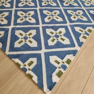 Tapis Durrie en laine fait main à poils ras, motif géométrique moderne bleu et blanc, tissage plat, pour la prière et l'usage domestique - Product Image 3