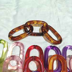 Cadenas de resina personalizables de gran tamaño y colores claros, disponibles en varios colores. - Product Image 3