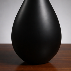 Elegante Florero de Metal Negro con un Diseño de Lágrima Elegante y un Acabado Mate Suave, un Acento Decorativo Moderno Perfecto - Product Image 5