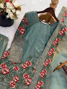 Presentando la Nueva Colección Eid: Conjunto de Seda con Bordado y Lentejuelas, Completamente Cosido, Listo para Usar, Estilo Moderno para Fiestas - Product Image 6