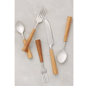 Juego de cubiertos de acero inoxidable con mango de mimbre azul, estilo costero - Product Image 2