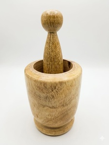 Mortier et pilon en bois de fabrication artisanale, pour moudre les épices et les herbes, avec un design traditionnel fait main, pour une utilisation en cuisine. - Product Image 4