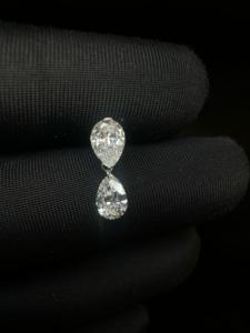 Delicado Anillo de Diamantes Cultivados en Laboratorio en Forma de Pera con Diseño de Hélice en Oro de 14K - Product Image 2