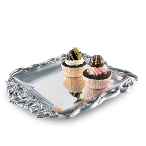 Plateau de service rectangulaire en métal avec motif feuille, finition polie, design vintage, assiette durable pour les fêtes - Product Image 1