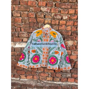 Chaqueta de terciopelo Suzani hecha a mano, chaqueta bordada con motivos florales uzbekos, abrigo unisex de invierno con forro interior de algodón, chaqueta para mujer. - Product Image 5