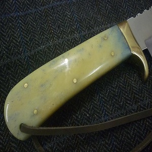 Cuchillo de Caza Bowie de Acero Damasco con Empuñadura de Hueso Bicolor, Hoja Recta de 12 Pulgadas, Grado Industrial, Venta al por Mayor A&M ENTERPRISES - Product Image 5