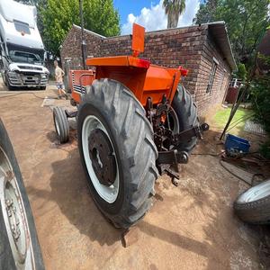 Tracteur agricole haute performance conçu pour les agriculteurs ayant besoin de robustesse, de fiabilité et de résultats constants en toutes saisons - Product Image 2