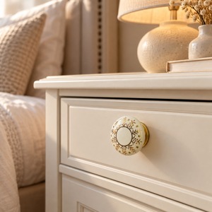 Poignée de meuble décorative SHUBAHM en céramique ivoire avec motif floral doré, bouton rond pour tiroir et armoire - Product Image 1