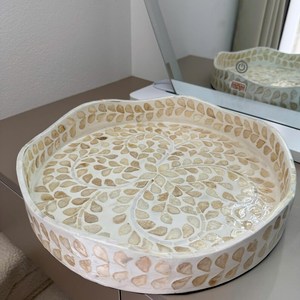 Plateau en mosaïque de coquillages fait main, forme irrégulière, motif floral, décoration d'intérieur, artisanat naturel, art des coquillages, plateau de service décoratif - Product Image 3