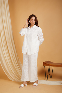 Conjunto de Camisa Blanca con Bordado de Ojales y Botones, y Pantalones de Pierna Ancha, Manga Larga, Cuello Camisero, Atuendo Casual a Juego, Surat - Product Image 4