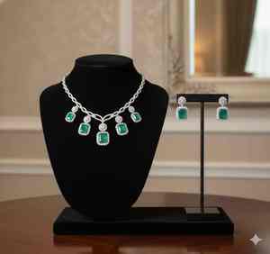 Conjunto de collar de latón pulido de alta calidad con detalles artesanales para colección de joyería de boda disponible para la venta - Product Image 3