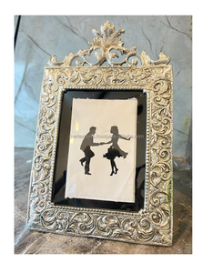 Elegante marco de fotos de metal con acabado plateado Marco de fotos de mesa auxiliar único de la mejor calidad para dormitorio - Product Image 2