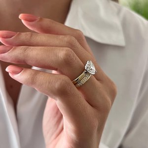 Ensemble de bagues de fiançailles et de mariage en diamant de laboratoire en forme de cœur de 2 carats, sertissage unique à griffes en cathédrale de 3 mm, ajustement parfait, certifié IGI - Product Image 5