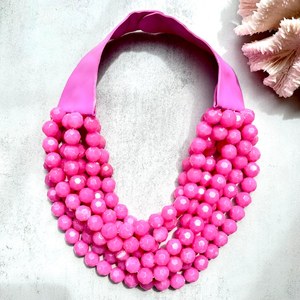 Collier confortable en résine de forme personnalisée, perles rondes, de qualité supérieure, idéal pour un cadeau de mariage, disponible à prix abordable par UO - Product Image 3