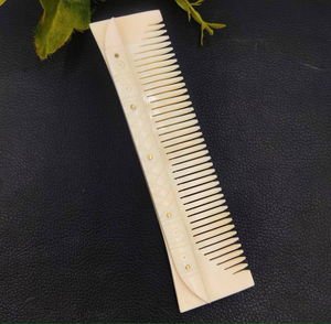 Peine para el cabello personalizable de hueso de marfil, blanco natural, pulido, con incrustaciones de hueso animal tallado, ecológico, estilo ágata, inspirado en técnicas artesanales - Product Image 1