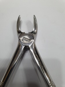 Pinzas para Dientes del Sabiduría Superiores BK Industries, Acero Inoxidable, Agarre Moleteado Plateado, Instrumento Quirúrgico Manual Clase I - Product Image 5
