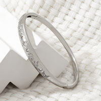 Bracelet jonc de mode en acier inoxydable avec motif cosmique fantaisiste et cristaux pavés, modèle de luxe