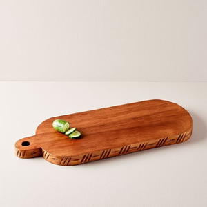 Tabla de cortar de madera única en forma de pera con detalle de hoja, disponible a precios de mayorista para decoración de cocina con temática frutal y para servir. - Product Image 4
