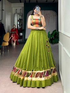Robe de mariée ou de Diwali prête à porter, en coton, coupe ajustée, longueur ras du sol, avec tissage Zari traditionnel, motif gaufré et touche de dentelle délicate - Product Image 1