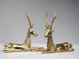 Paire de figurines de cerfs en laiton de luxe, sculpture de cerf couché, statue de faune en métal artisanale, élégante décoration d'intérieur, ornement de table - Product Image 1