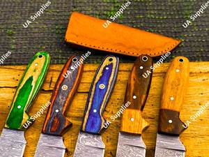 Couteau de camping Skinner à pointe tombante en acier Damas forgé à la main, personnalisable, avec support OEM/ODM, fourreau en cuir coloré - Product Image 4