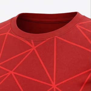 T-shirt sportif à manches courtes pour femme, motif géométrique rouge, col rond, séchage rapide, en polyester tricoté, toutes saisons, coupe classique - Product Image 5