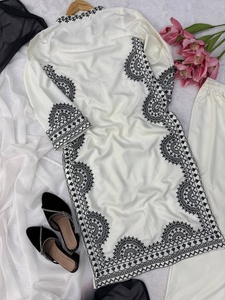 Salwar Kameez décontracté d'excellente qualité avec broderies pour les occasions festives, provenant d'un fournisseur indien. - Product Image 4