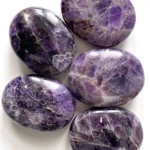 Pierre de palmier ovale en améthyste chevron naturelle, polie à la main, cristal violet de guérison, pierre précieuse pour la méditation, la reiki, l'énergie des chakras et la décoration - Product Image 3