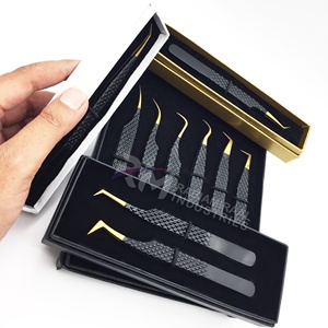 Pince à cils RMI en acier inoxydable, revêtement noir, pointe dorée, avec emballage en boîte / Ensemble de pinces à cils - Product Image 6