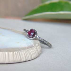 แหวนทองคำแท้ 14K ประดับโรโดไลต์การ์เนตทรงโรสคัท งานแฮนด์เมด ดีไซน์หรูหรา ประดับอัญมณีธรรมชาติ ของขวัญสำหรับผู้หญิง - Product Image 2