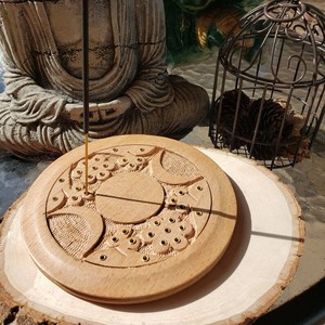 Quemador de Incienso de Madera Hecho a Mano, Diseño Redondo de Madera de Pino con Tallados Florales y de Luna, Uso Aromático para Todas las Estaciones - Product Image 4