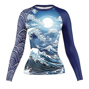 เสื้อแรชการ์ดแขนยาวสำหรับผู้หญิง ป้องกันรังสียูวี เสื้อว่ายน้ำแบบซับลิเมชั่น เสื้อเซิร์ฟ OEM ODM - Product Image 1