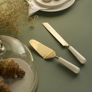 Couteau à gâteau de luxe en or avec manche en résine design, élégant outil de service pour desserts, idéal pour les mariages, les fêtes et la décoration de table de pâtisserie, tendance actuelle. - Product Image 3