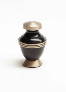 Urnas de diseño para mascotas hechas de metal de alta resistencia con un hermoso estilo antiguo grabado a mano para cenizas de perros y gatos - Product Image 2