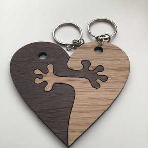 Llavero de madera Premium Tradebyd, regalo ligero y duradero para hombres y mujeres - Product Image 1