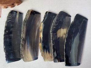 Peigne en corne de buffle écologique fait main, forme naturelle, poli, imitation antique, durable, objet d'art moderne, objet de collection, artisanat pour la maison - Product Image 5