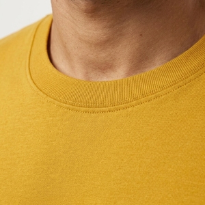 T-shirt graphique jaune moutarde pour hommes avec silhouette d'arbre, imprimé d'oiseaux en vol noir et motifs inspirés de la nature - Product Image 4