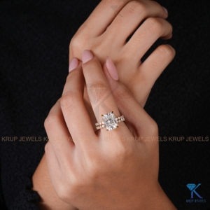 Anillo de compromiso con diamante cultivado en laboratorio de corte radiante, oro amarillo macizo, halo oculto y banda pavé para mujer, joyería fina. - Product Image 6
