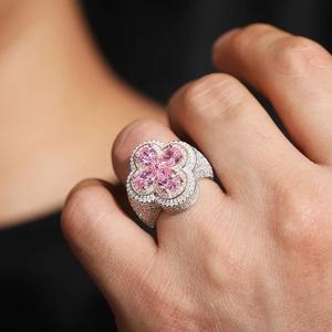 Bague unisexe en argent 925 plaqué rhodium avec pierre ovale en forme de fleur rose et halo de pierres, cadeau tendance - Product Image 1
