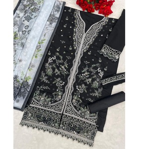 ชุดสูทปากีสถานผ้าฝ้ายเนื้อหนักปักลายหนักประดับด้วยงานปักแบบต่างๆ และงานคัทเวิร์คและงานคัทลี ชุดสูทสำหรับงานแต่งงานพร้อมผ้าคลุมไหล่ - Product Image 1