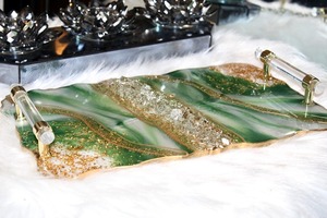 Plateau en résine vert émeraude pailleté fait main avec poignée dorée, design moderne, thème fruits/fleurs - Décoration de vanité pour Diwali, mariage, anniversaire - Product Image 4