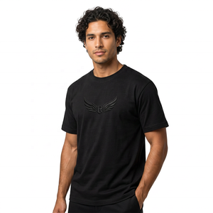 Camiseta Negra para Hombre con Logotipo de Alas en Relieve, Manga Corta, Cuello Redondo, Corte Regular Informal - Product Image 3